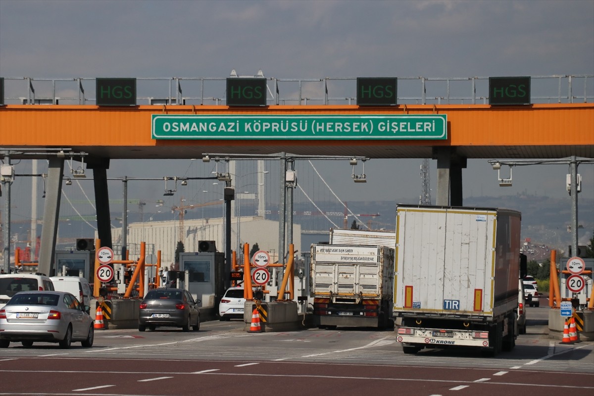 İstanbul-İzmir Otoyolu ile Osmangazi Köprüsü'nde tatilcilerin dönüşe geçmesiyle akıcı yoğunluk...