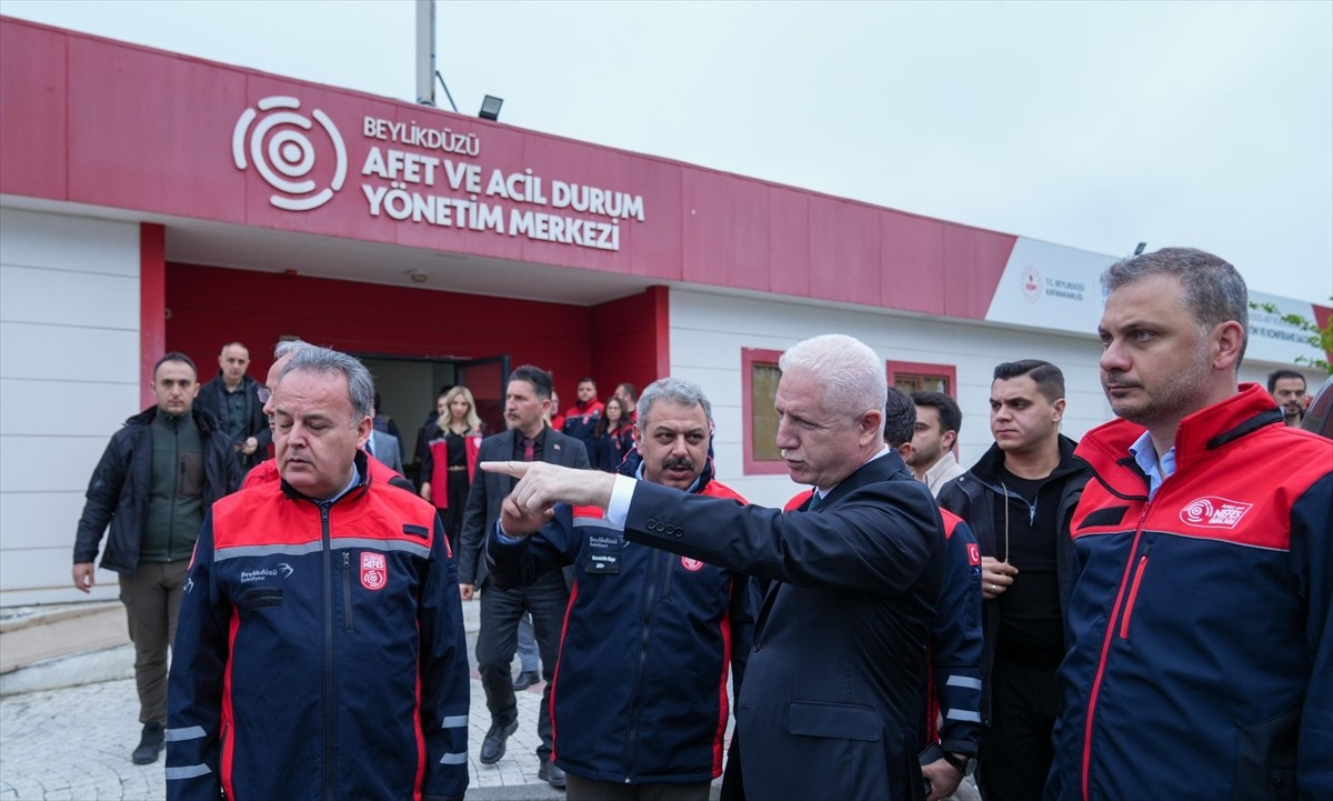 İstanbul Valisi Davut Gül, Marmara Denizi Silivri açıklarında dün meydana gelen 6,2 büyüklüğündeki...