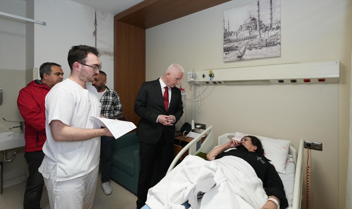 İstanbul Valisi Davut Gül, Marmara Denizi Silivri açıklarında meydana gelen 6,2 büyüklüğündeki...