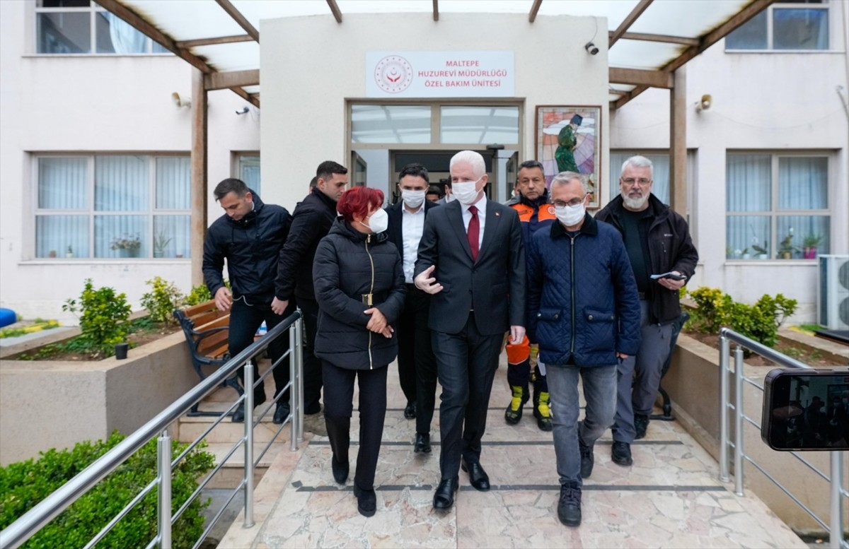 İstanbul Valisi Davut Gül, yangın çıkan Maltepe Huzurevi'nde incelemelerde bulundu.