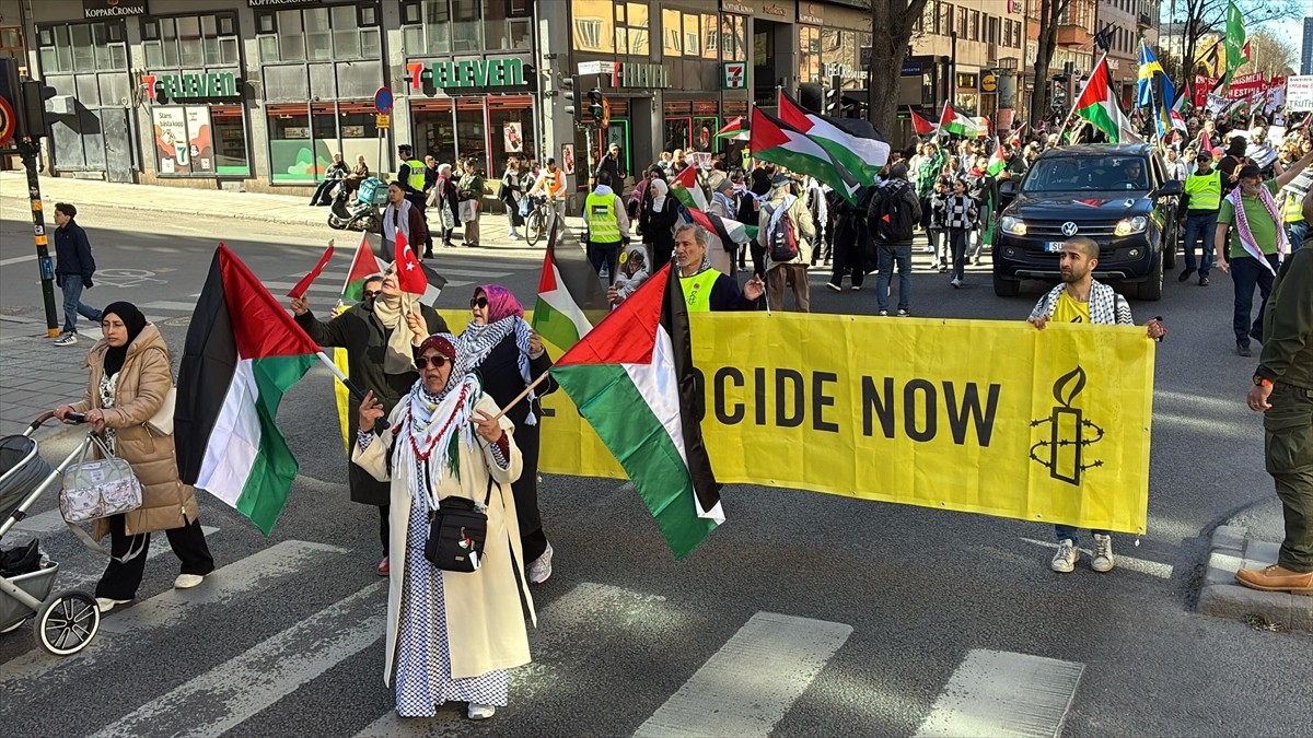 İsveç'in başkenti Stockholm'de toplanan yüzlerce kişi, Gazze Şeridi'ne düzenlediği saldırılarda...