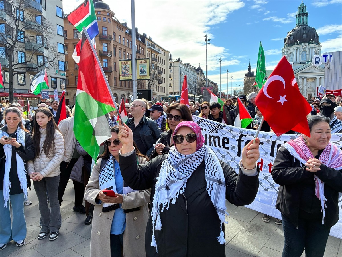 İsveç'in başkenti Stockholm'de toplanan yüzlerce kişi, Gazze Şeridi'ne düzenlediği saldırılarda...