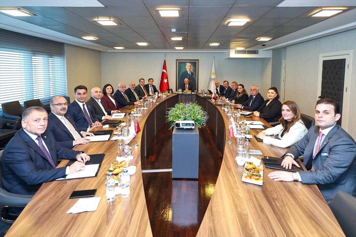 İYİ Parti Genel Başkanı Sayın Müsavat Dervişoğlu, genel merkez ek binadaki toplantıda, partisinin...