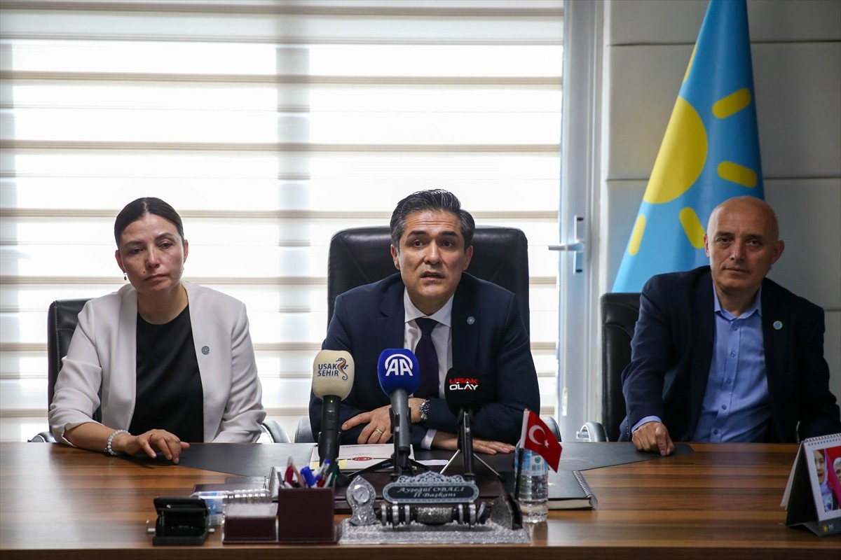 İYİ Parti Grup Başkanvekili Buğra Kavuncu (ortada), partisinin Uşak İl Başkanlığı'nı ziyaret etti....