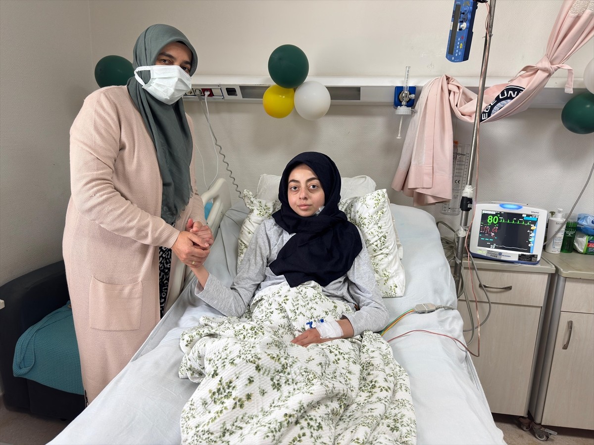 İzmir'de 13 yıldır yapay kalp destek cihazıyla yaşayan 21 yaşındaki Zeynep Altun, kalp nakliyle...