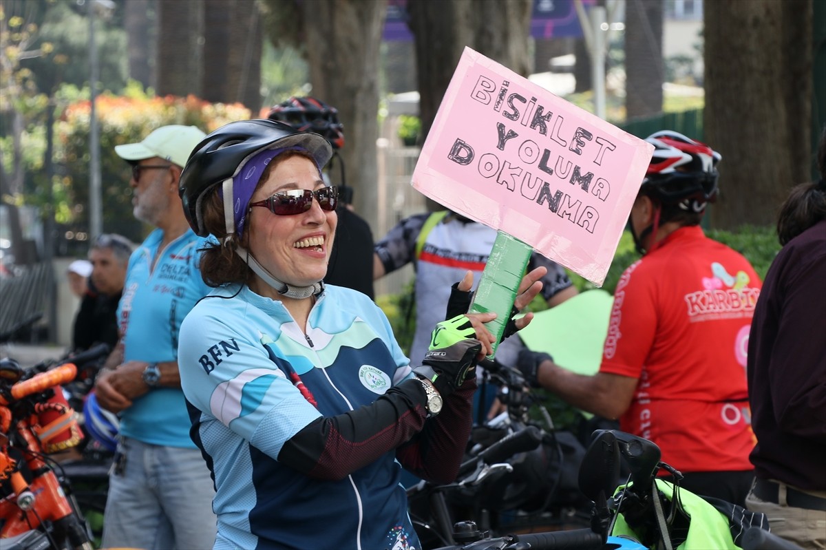 İzmir'de Bisikletli Ulaşımı Geliştirme Derneği üyeleri, kentteki bisiklet yollarının kaldırılması...