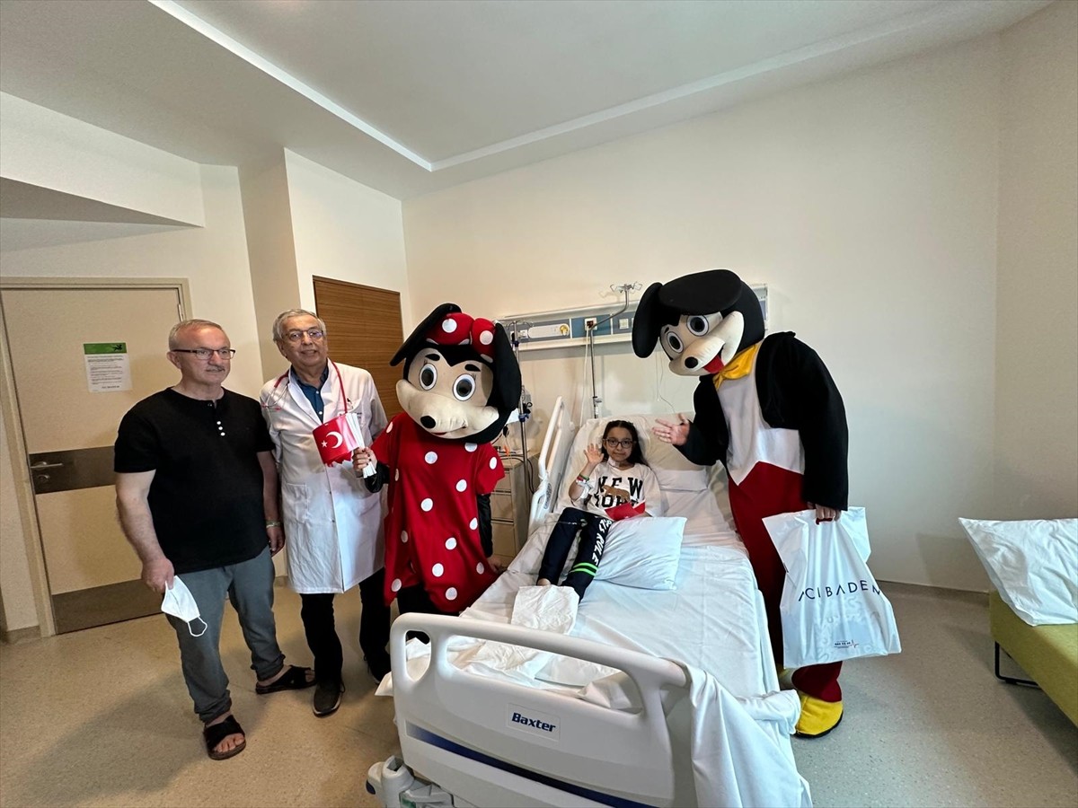 İzmir'de çapraz nakil operasyonuyla böbrek nakli olan 12 yaşındaki Ayşe Yılmaz, diyalizden...