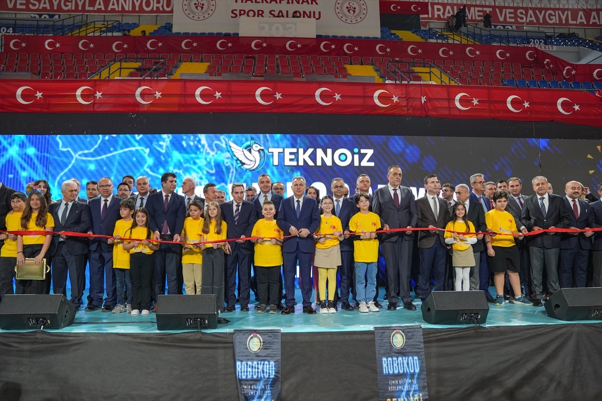 İzmir'de robotik kodlama eğitimi alan öğrenciler tasarladıkları 600 eseri, İzmir Valiliği...