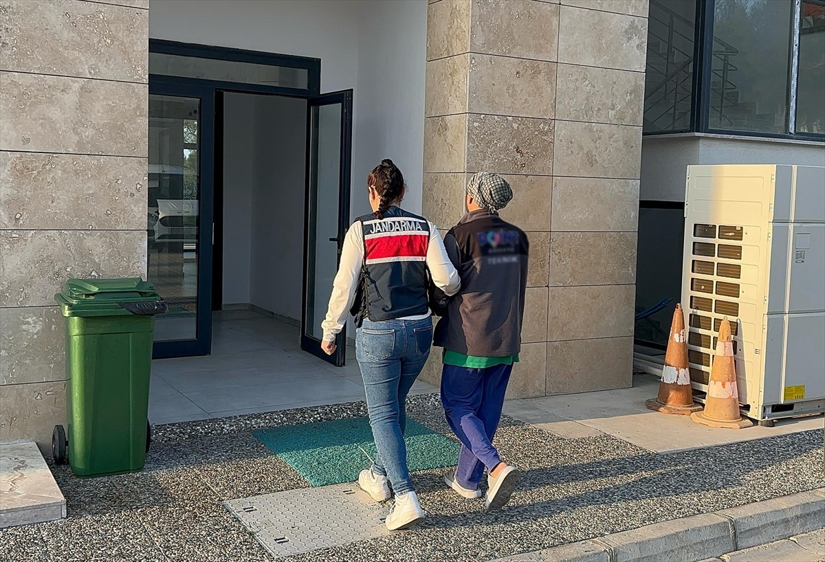 İzmir'de silahlı terör örgütü PKK/KCK'ya yönelik operasyonunda 4 şüpheli gözaltına...