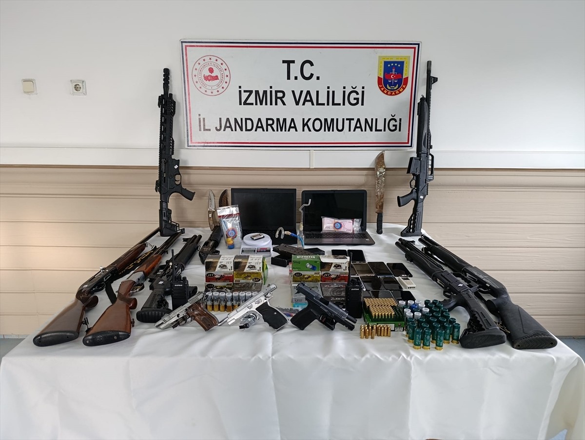 İzmir'in Bayındır ve Torbalı ilçelerinde silahlı organize suç örgütüne yönelik operasyonda 6...