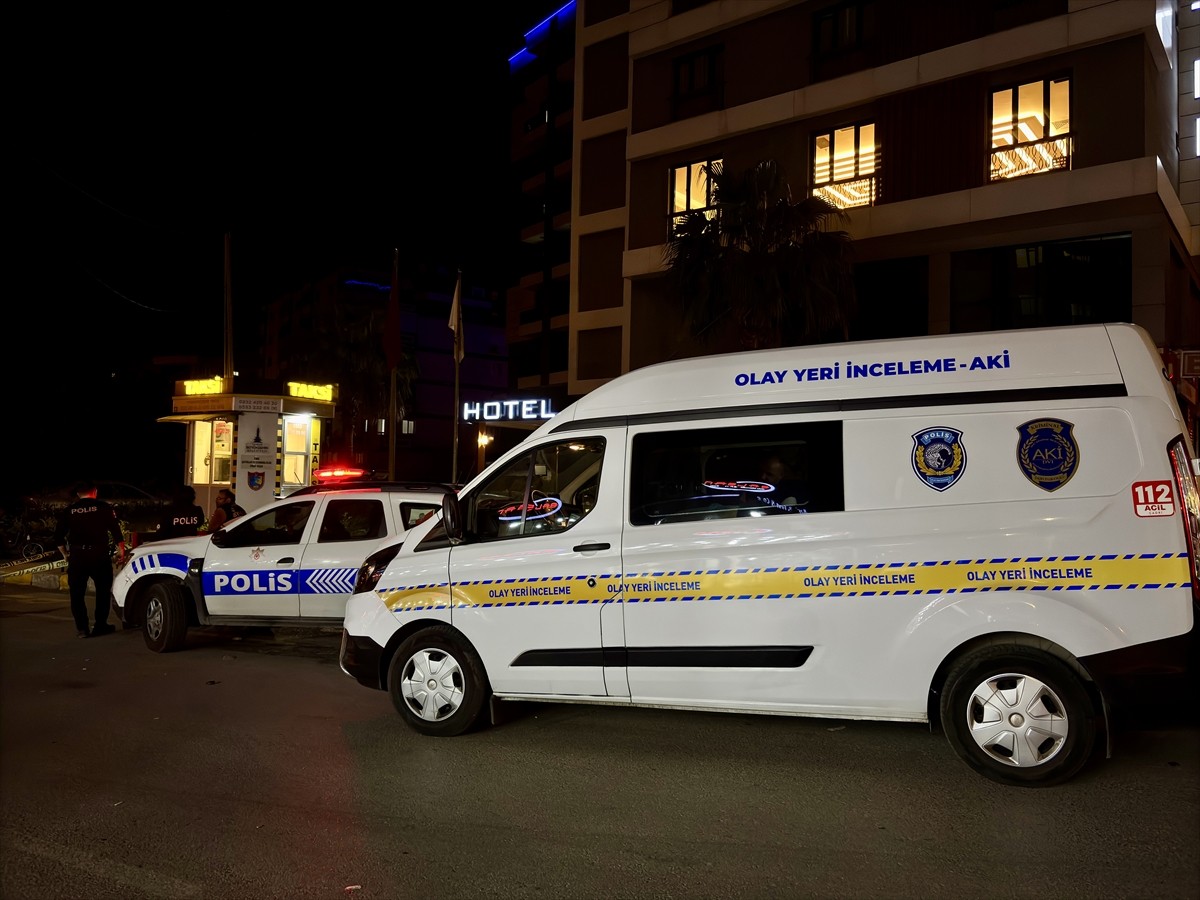 İzmir'in Buca ilçesinde çıkan bıçaklı kavgada 1'i ağır 2 kişi yaralandı. İhbar üzerine olay yerine...