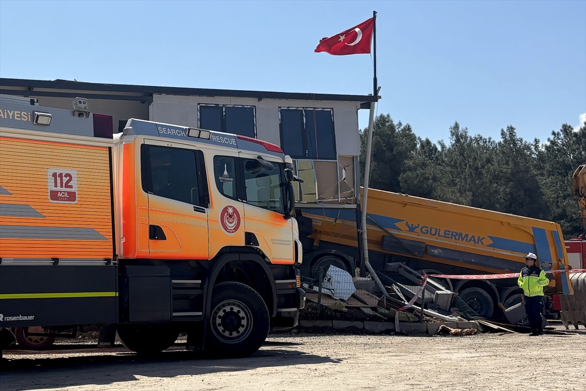 İzmir'in Buca ilçesinde kamyonun prefabrik binaya çarpması sonucu sürücü hayatını kaybetti. İhbar...