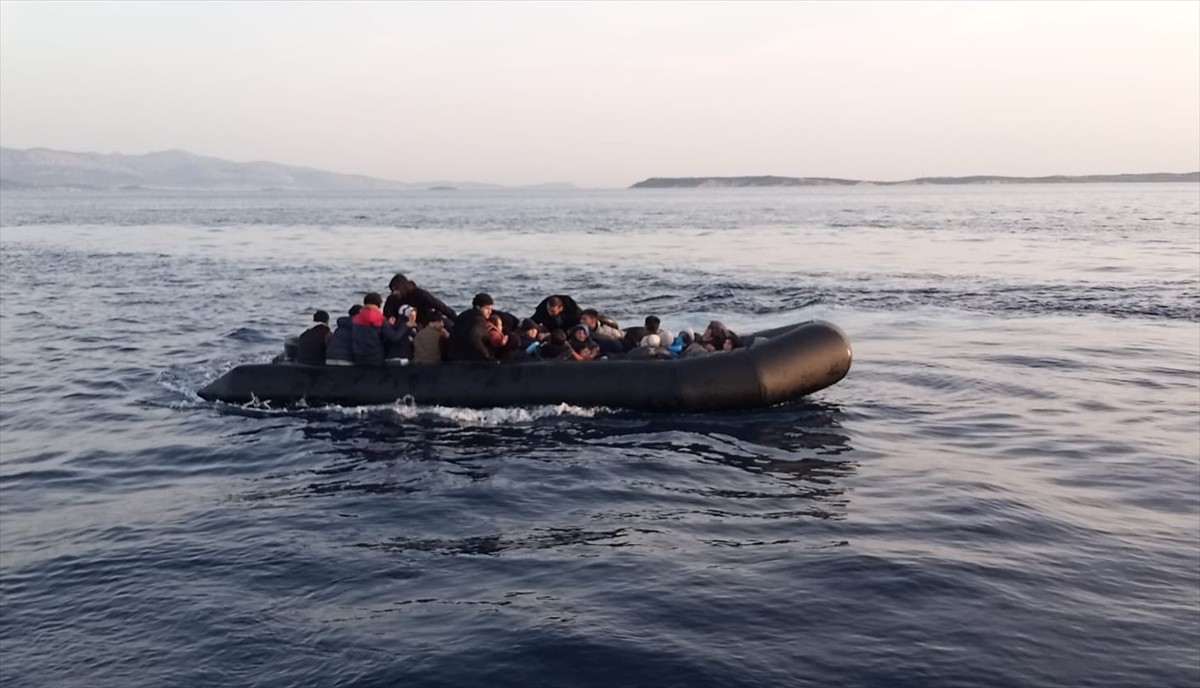 İzmir'in Çeşme ilçesi açıklarında 41 düzensiz göçmen yakalandı.