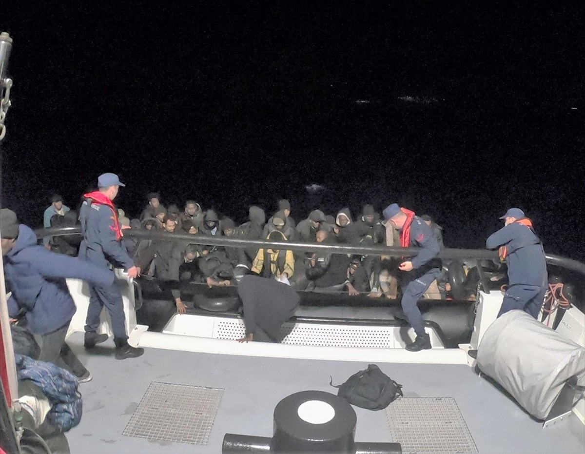 İzmir'in Dikili ilçesi açıklarında 46 düzensiz göçmen yakalandı.