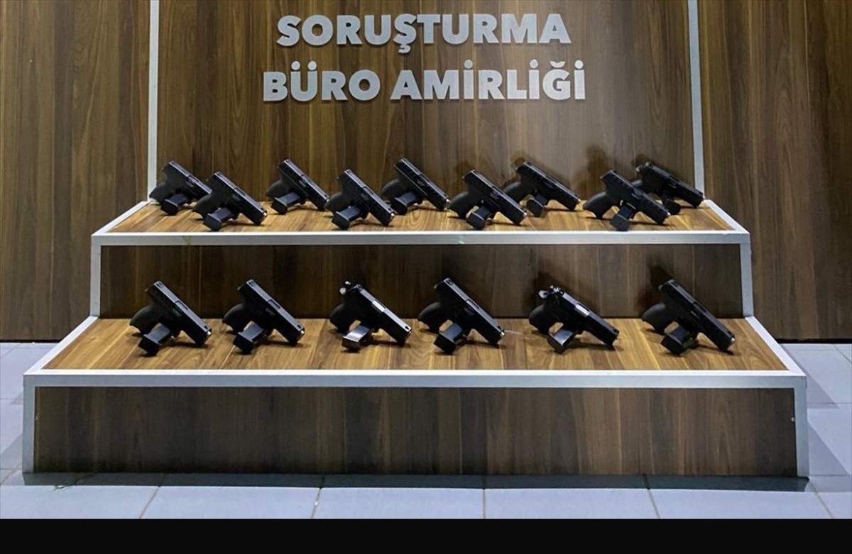 İzmir'in Gaziemir ilçesinde düzenlenen operasyonda 15 ruhsatsız tabanca ve şarjör ele...