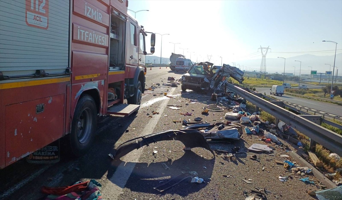 İzmir'in Kemalpaşa ilçesinde, kamyonun otoyolda geri manevra yapan hafif ticari araca çarpması...