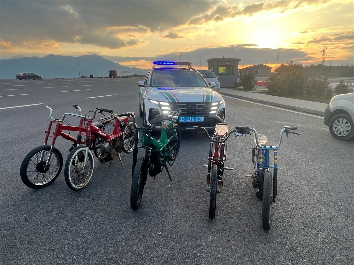 İzmir'in Kemalpaşa ilçesindeki otoyolda yarışan 5 motosiklet sürücüsüne jandarma ekiplerince 115...