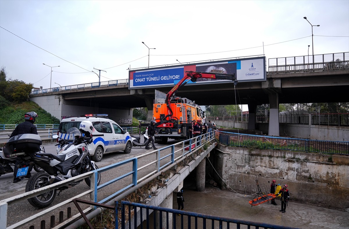 İzmir'in Konak ilçesindeki derede erkek cesedi bulundu. Ceset, kimlik ve ölüm nedeninin tespiti...