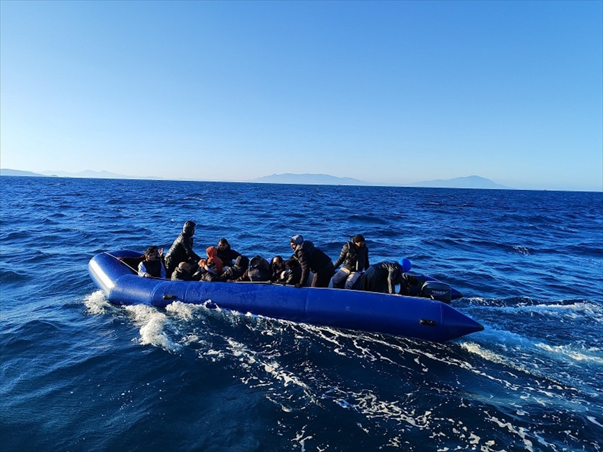 İzmir'in Seferihisar ilçesi açıklarında 26 düzensiz göçmen yakalandı. Düzensiz göçmenler...