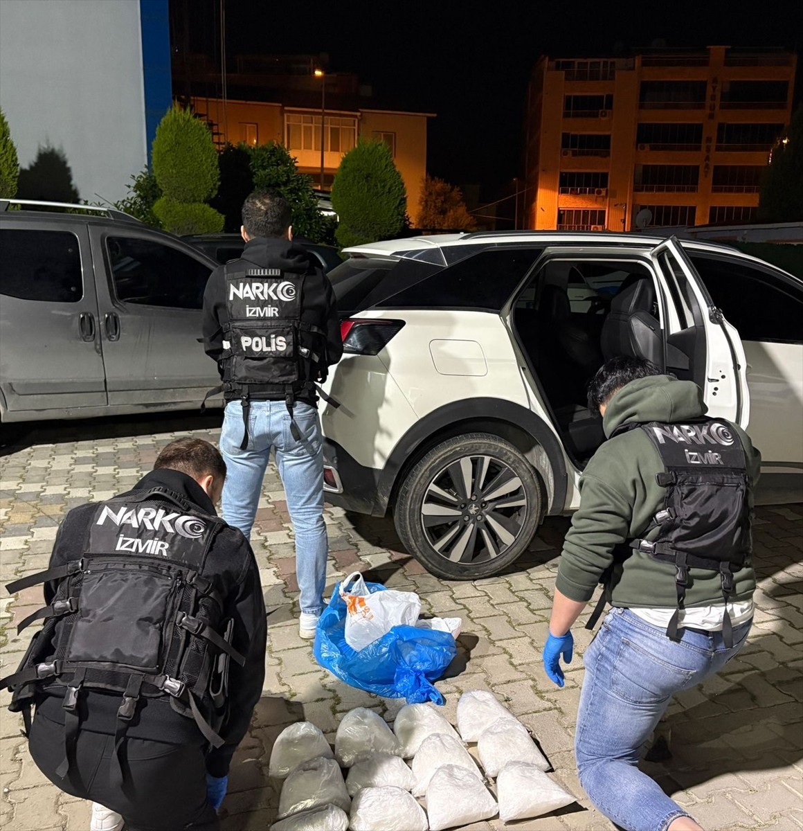 İzmir'in Torbalı ilçesinde 11 kilo 623 gram sentetik uyuşturucu ele geçirilen otomobildeki 3...