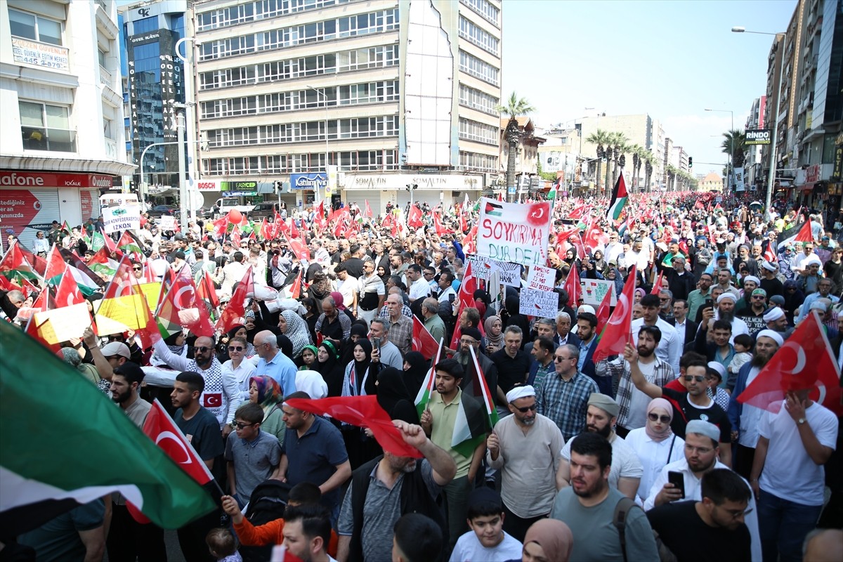 İzmir Sivil Toplum Kuruluşları (İSTOK) öncülüğünde, İsrail'in Gazze'ye yönelik saldırılarını...