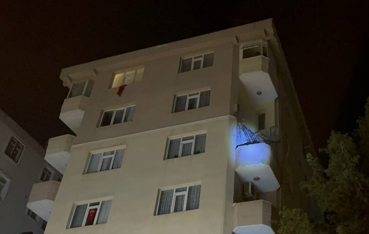 Kadıköy'de 6 katlı binadaki bir dairenin balkonu çöktü. Durumun bildirilmesi üzerine olay yerine...