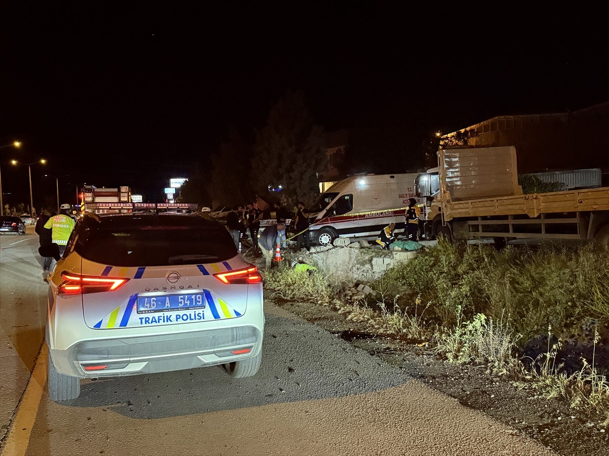 Kahramanmaraş'ın Onikişubat ilçesinde otomobilin takla atması sonucu 1 kişi hayatını kaybetti, 1...