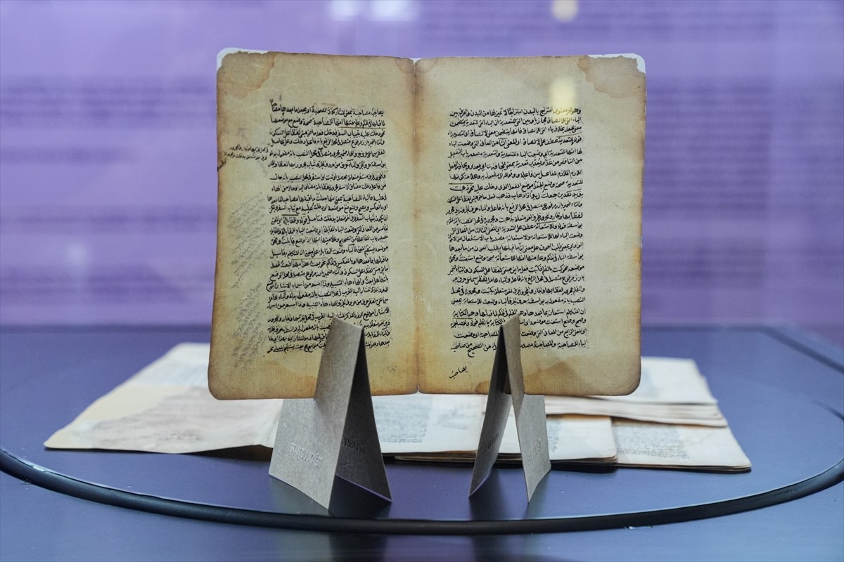 Kahramanmaraş'ta saklı kalmış bir bohçanın içinden çıkan 40 kitabın Afşin'den İstanbul'a...