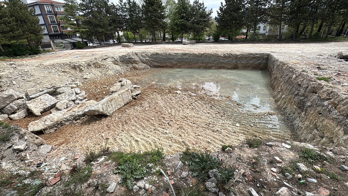 Karabük'ün Safranbolu ilçesinde okul inşaatının temel kazısında tarihi içme suyu kanalına...