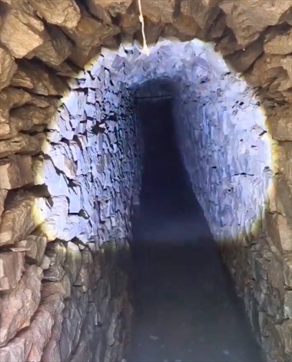 Karabük'ün Safranbolu ilçesinde okul inşaatının temel kazısında tarihi içme suyu kanalına...