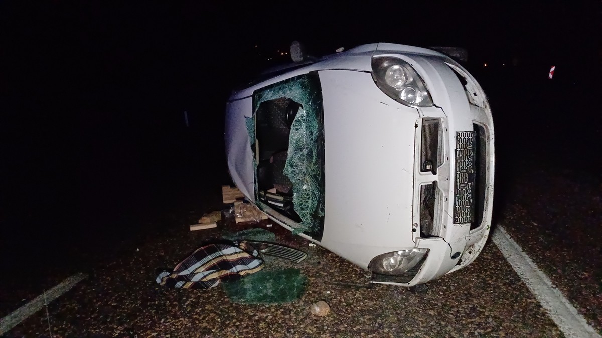 Karabük'ün Safranbolu ilçesinde otomobilin devrilmesi sonucu 3'ü çocuk 5 kişi yaralandı.