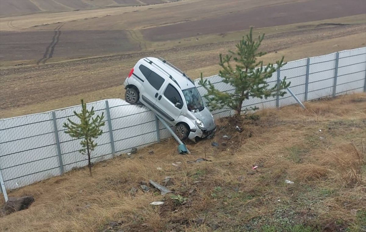 Kars'ın Sarıkamış ilçesinde, kontrolden çıkarak yol kenarındaki kar siperleri üzerinde durabilen...