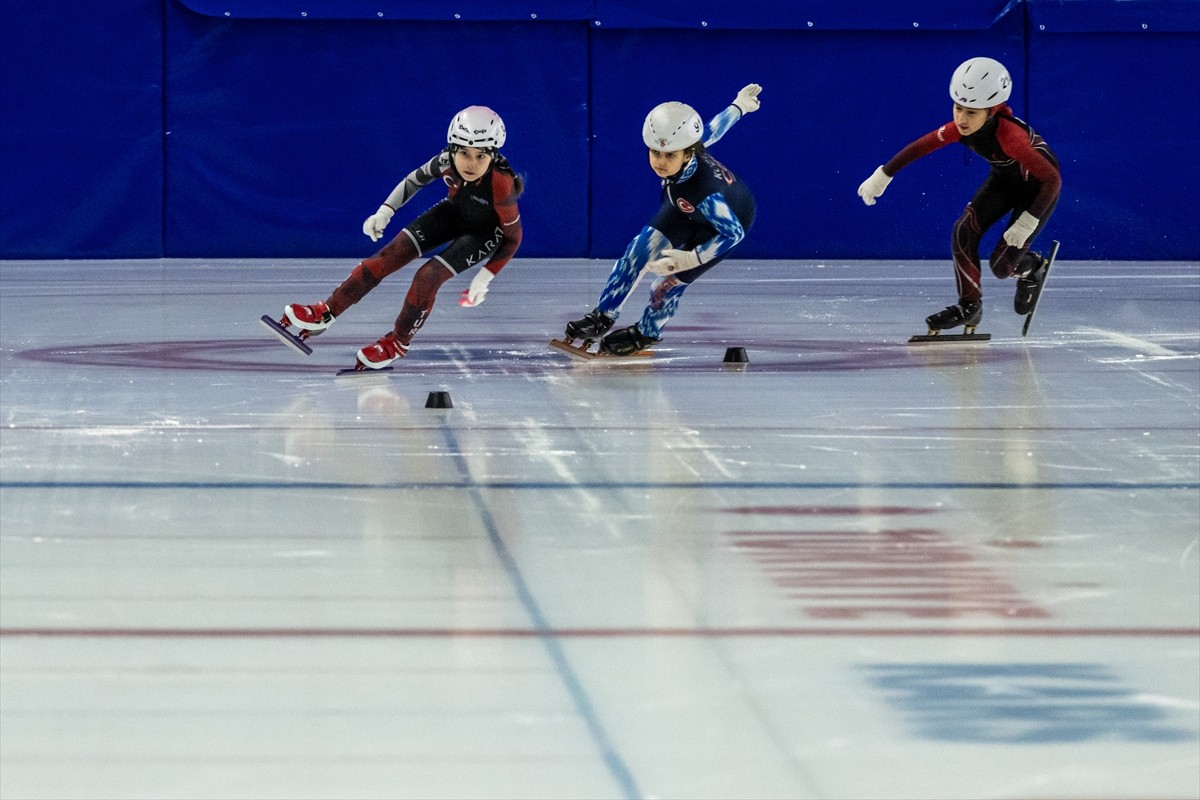 Kars'ta düzenlenen Short Track Anadolu Yıldızlar Ligi (ANALİG) Türkiye Birinciliği, müsabakaları...