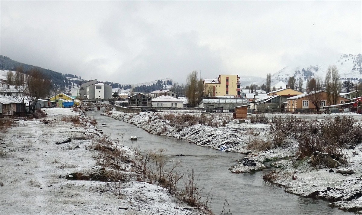 Kars'ta kar yağışı etkisini sürdürüyor. Kar nedeniyle Sarıkamış ilçesinde trafikteki araç...