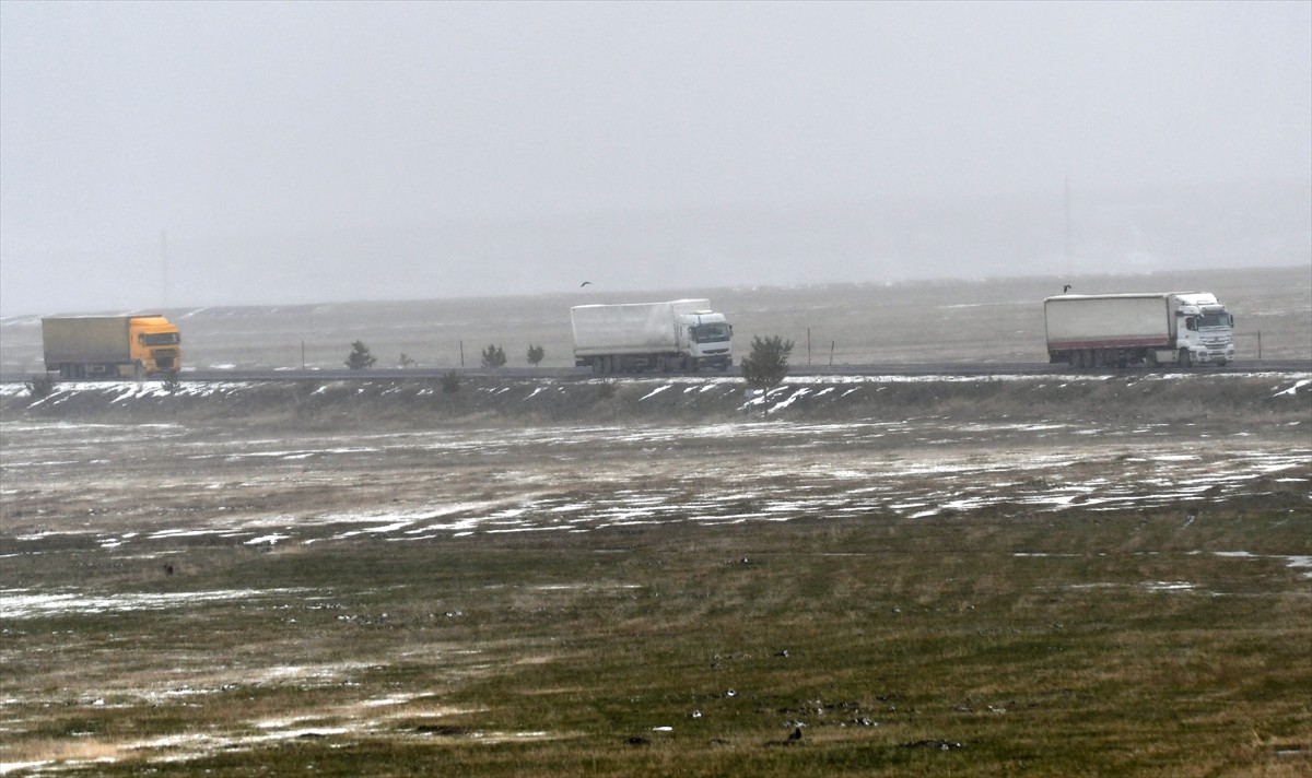 Kars'ta kar yağışı etkisini sürdürüyor. Kar nedeniyle Sarıkamış ilçesinde trafikteki araç...