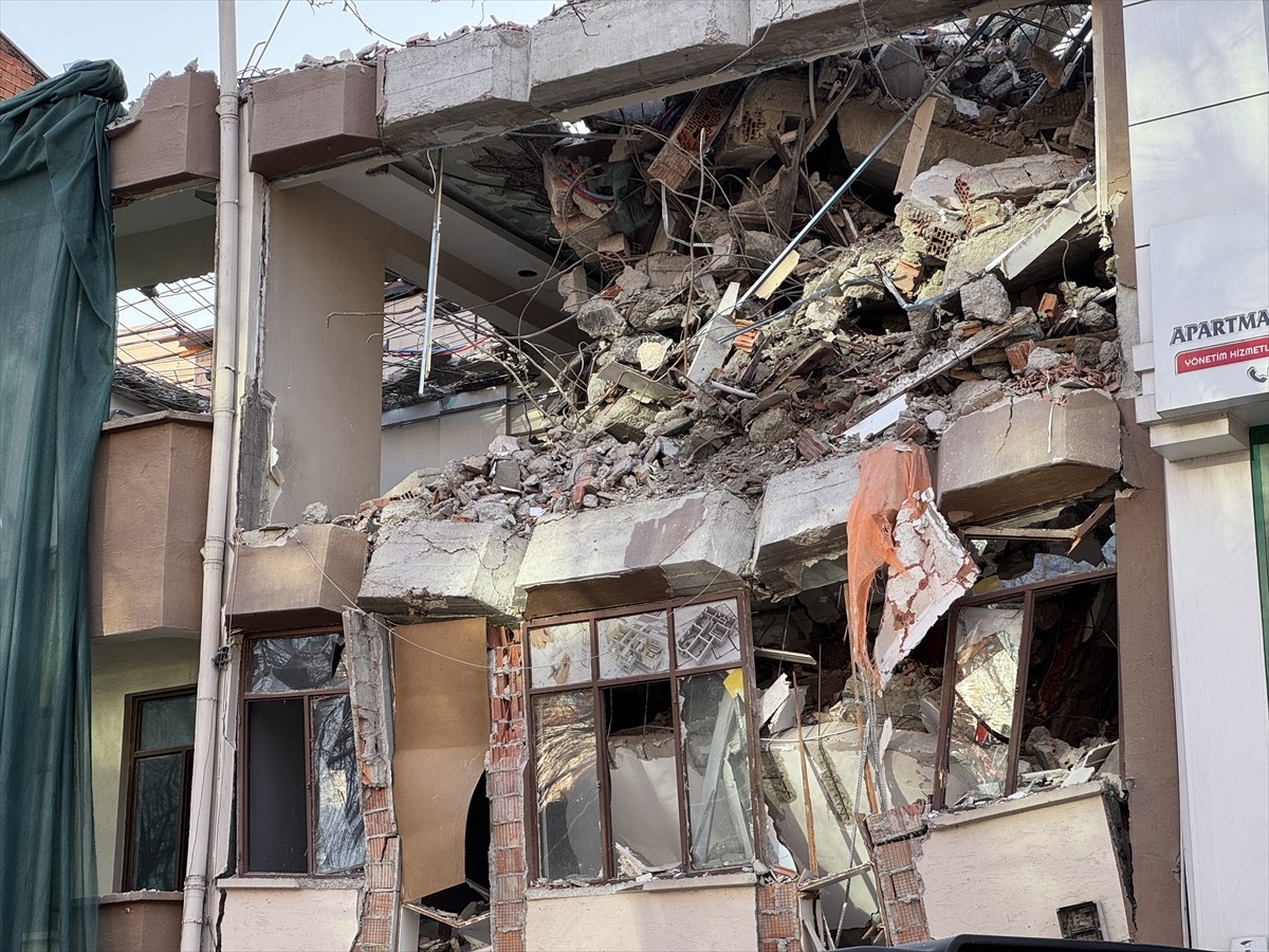 Kastamonu'da yıkım çalışması devam eden binanın bir bölümü çöktü. Kışla Caddesi mevkisinde...