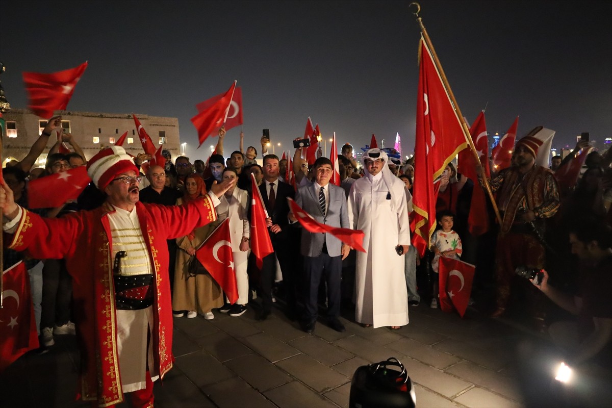 Katar'ın başkenti Doha'daki tarihi Suk Vakıf Meydanı'nda düzenlenen mehter yürüyüşü ve horon...