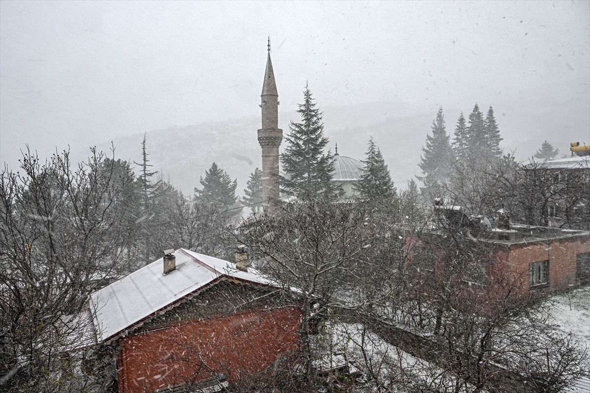Kayseri'de akşam üzeri başlayan kar ve tipi etkisini sürdürüyor. Kent genelinde etkili olan kar...