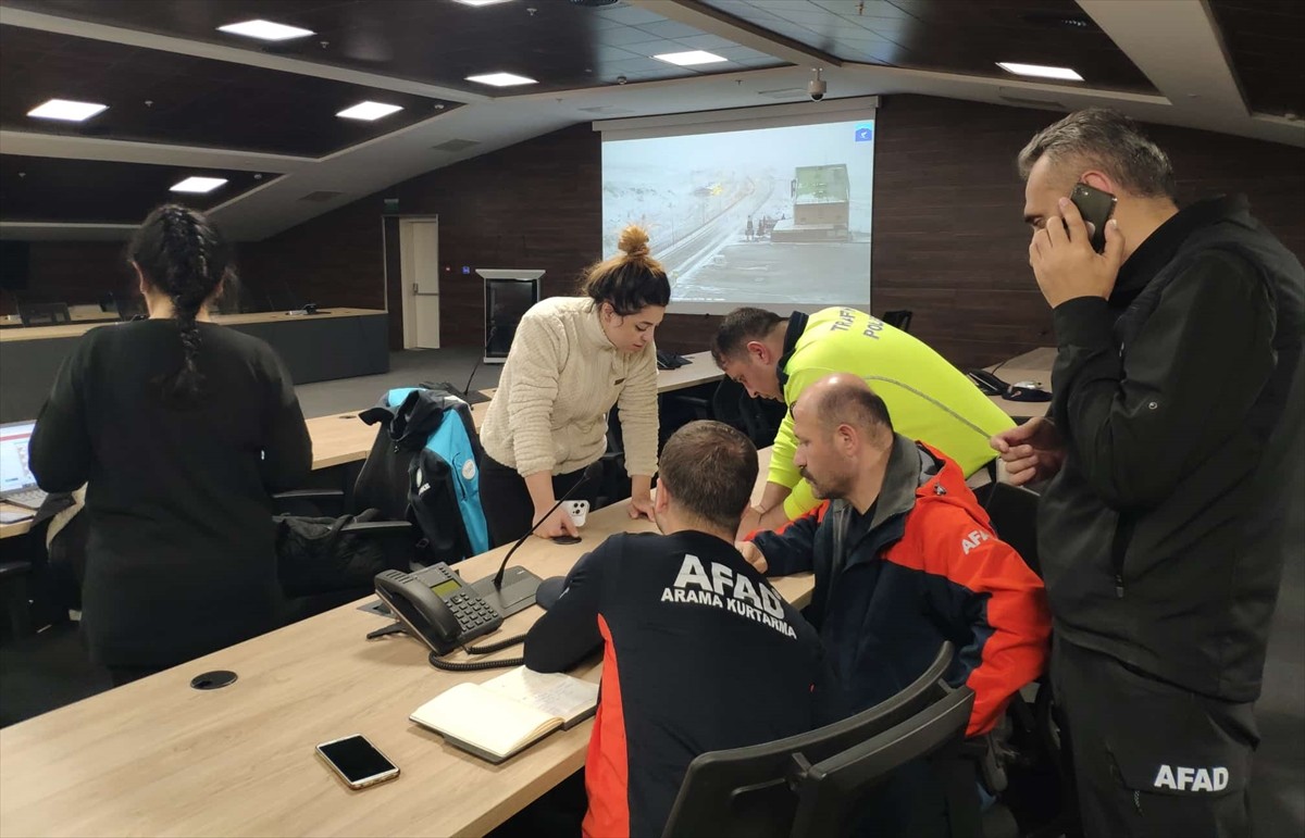 Kayseri'de kar ve tipi sebebiyle yollarda mahsur kalan 385 kişi, kamuya ait tesislerde...