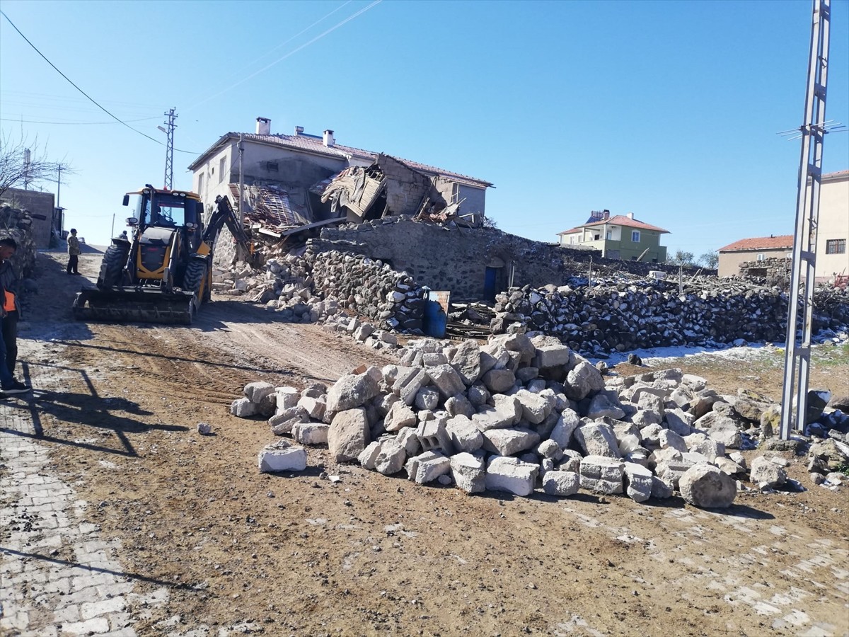 Kayseri'nin İncesu ilçesinde ahır ve üzerindeki evin çökmesi sonucu 35 küçükbaş hayvan ve 2 eşek...