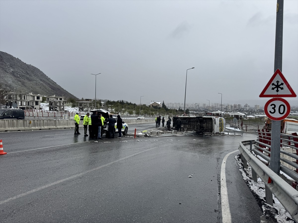 Kayseri'nin merkez Melikgazi ilçesinde buzlanma nedeniyle meydana gelen zincirleme kazada 2 kişi...