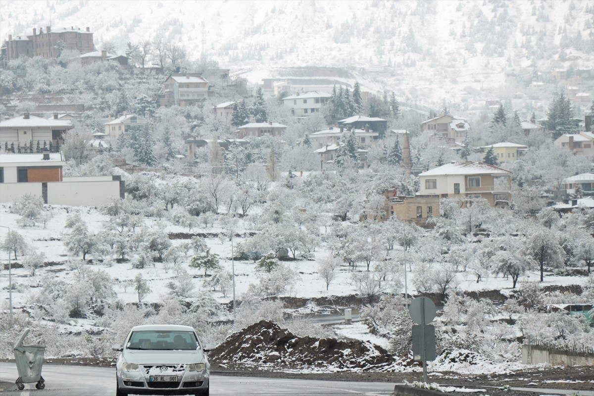 Kayseri'nin yüksek kesimlerinde sabah saatlerinden itibaren kar yağışı ve soğuk hava etkili...