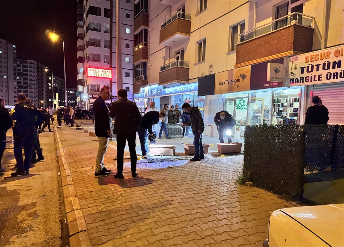 Kayseri Kocasinan ilçesinde çıkan silahlı kavgada 3 kişi yaralandı. Olay yerine çok sayıda polis...