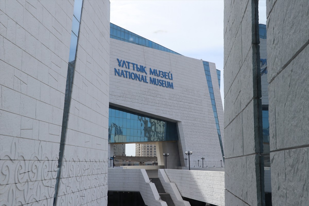 Kazakistan Milli Müzesi, sergilenen 220 bini aşkın tarihi eseriyle ziyaretçilerine ülkenin köklü...