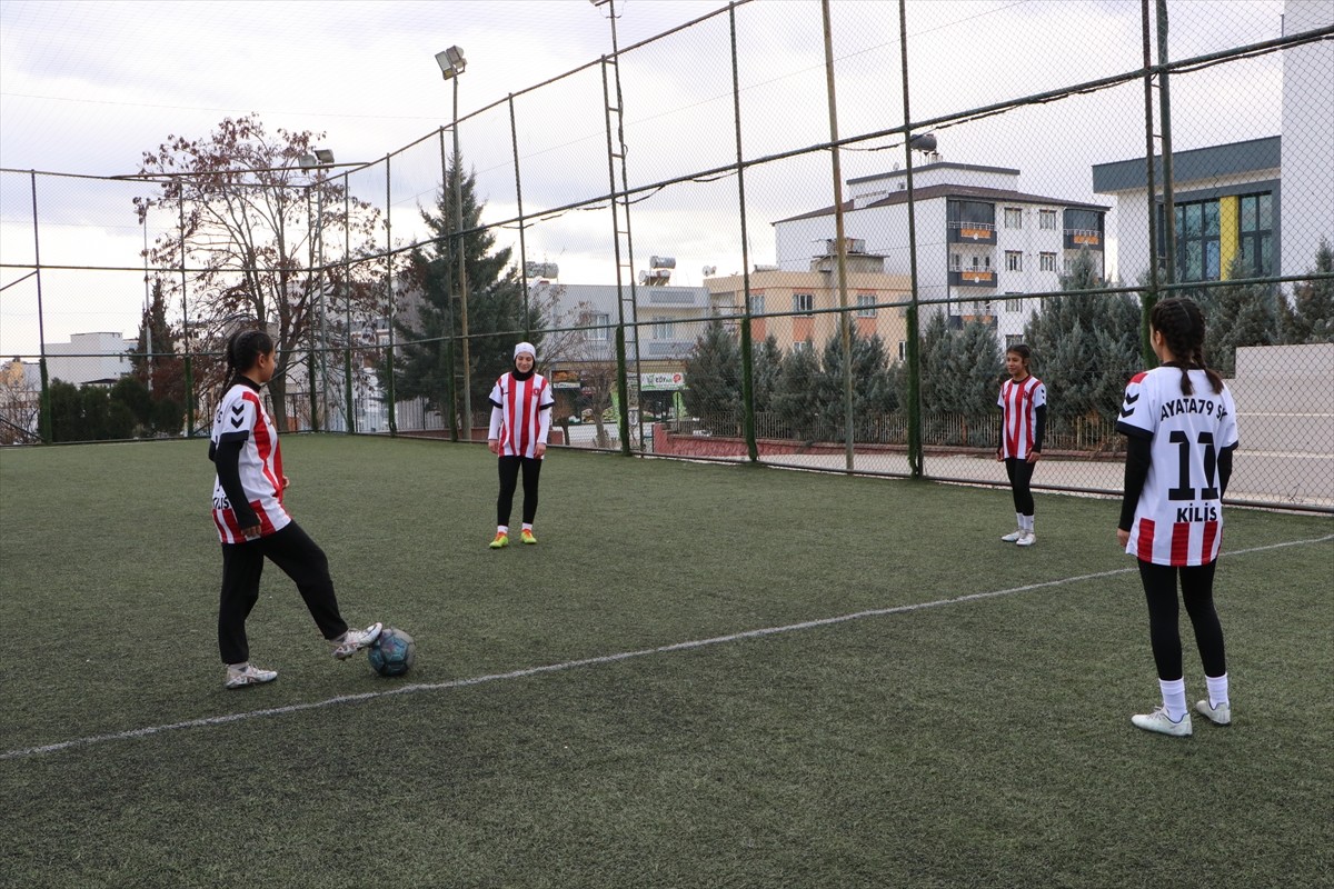 Kilis Şehit Sakıp Ortaokulu Beden Eğitimi Öğretmeni Fatih Durdu tarafından kurulan kız futsal...