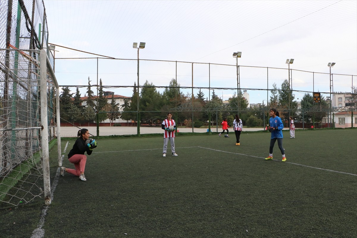 Kilis Şehit Sakıp Ortaokulu Beden Eğitimi Öğretmeni Fatih Durdu tarafından kurulan kız futsal...