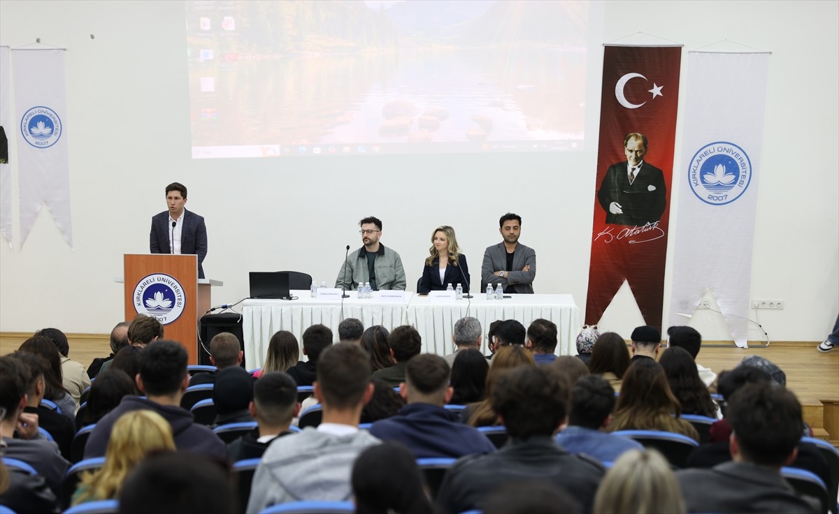 Kırklareli Üniversitesinde (KLÜ) "Ekranın İki Yüzü, Sahada ve Stüdyoda Habercilik" konulu...