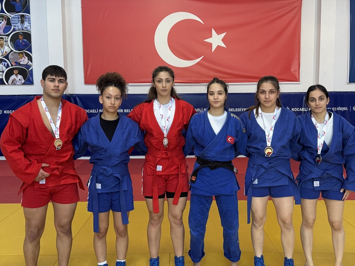 Kocaeli'de genç judocular, teknik açıdan benzerlik gösteren Rus dövüş sporu "sambo"da ortaya...