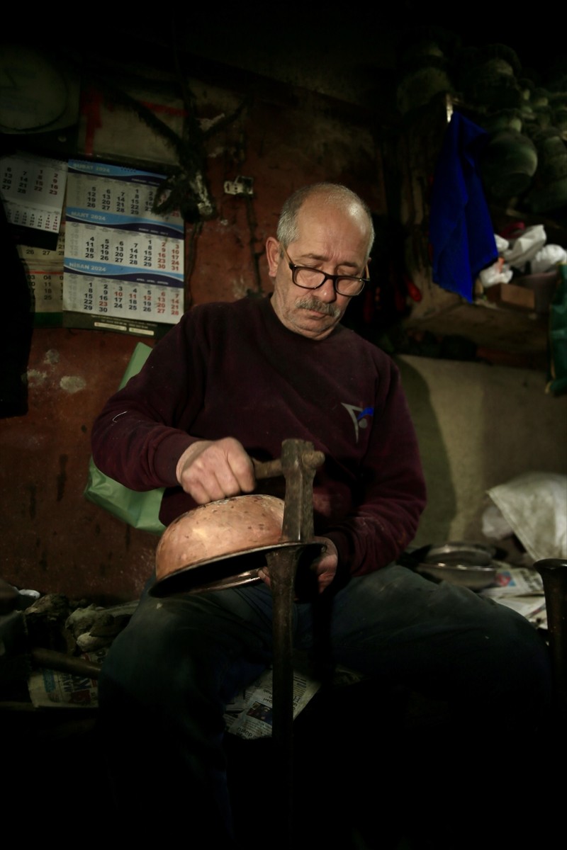 Kocaeli'de yaşayan 67 yaşındaki kalaycı ustası İlyas Baykal, unutulmaya yüz tutmuş mesleği...