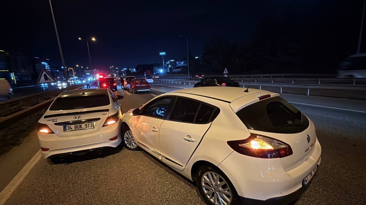 Kocaeli'nin Gebze ilçesinde 7 aracın karıştığı zincirleme trafik kazasında 3 kişi...
